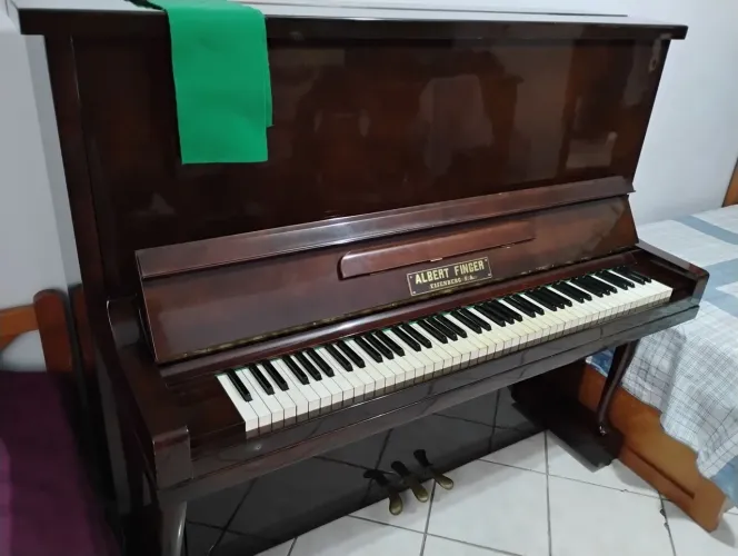 VENDO PIANO DE ARMARIO ALBERT FINGER
