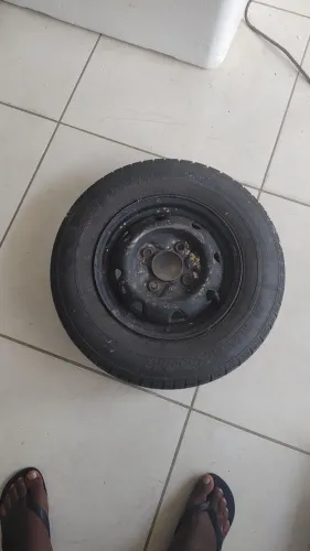 Vendo está roda com pneu da Towner 155R12C 88/86R leia a descrição do anúncio.