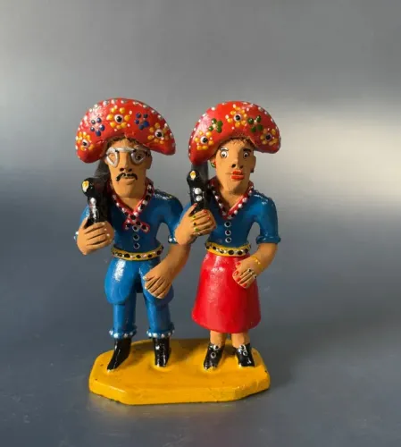 Escultura de Arte Popular Brasileira - feita a mão casal de cangaceiros coloridos a mão
