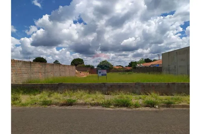 TERRENO PLANO NA AVENIDA RUBIÃO JUNIOR DE 600M² em Botucatu.