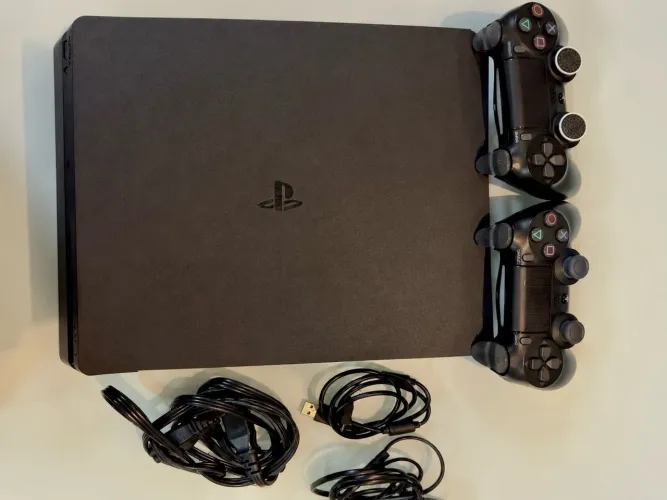 PLAYSTATION 4 SLIM 1TB + 2 CONTROLES ORIGINAIS