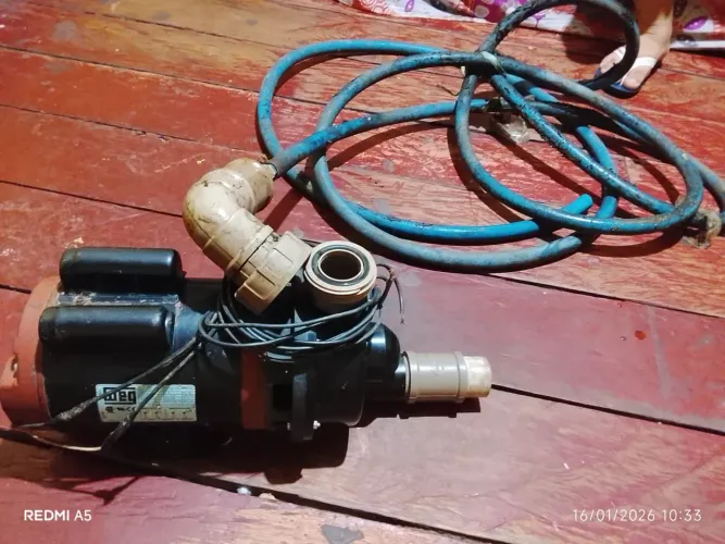Vende-se está bomba de alta pressão, serve para puxar água também, super potente.