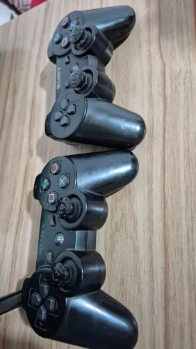 Vendo o controle do PlayStation 3,