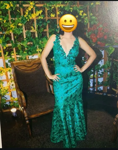 VESTIDO LINDO VERDE COM PEDRAS