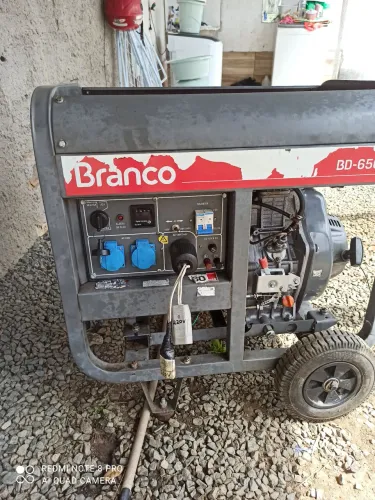 Vendo gerador branco 6.5 CVA partida manual e elétrica com apenas 13 horas de uso
