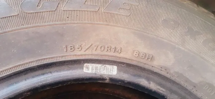 Vendo Pneu Pirelli 185 / 70 R14