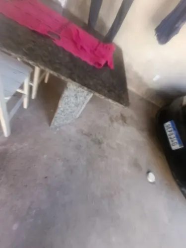Mesa toda de mármore inclusive os pés