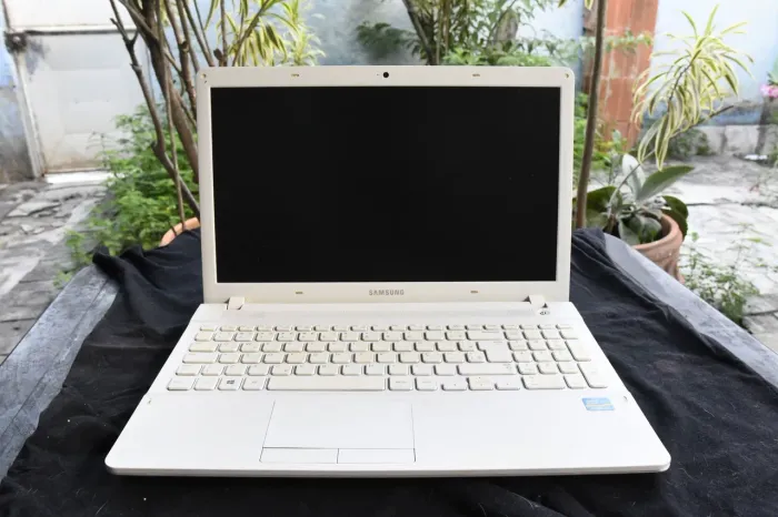 Notebook Samsung E270E Com 8GB de Ram e SSD de 240GB