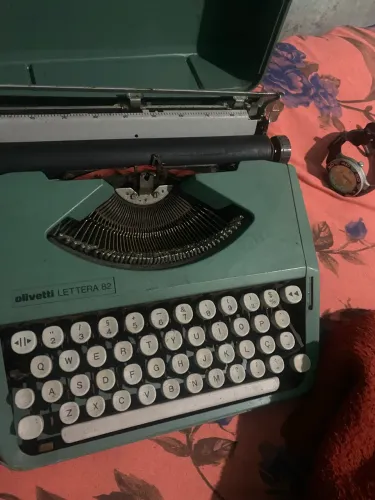 Máquina de escrever Olivetti Lettera 82 com tampa original 