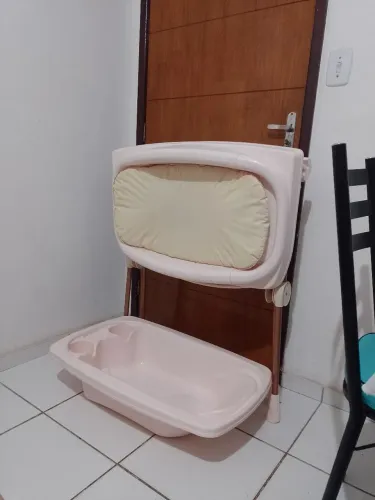 Trocador com banheira para bebê.