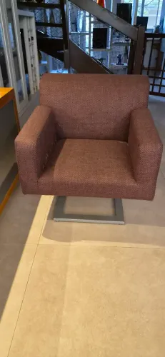 Poltrona com pe metalico