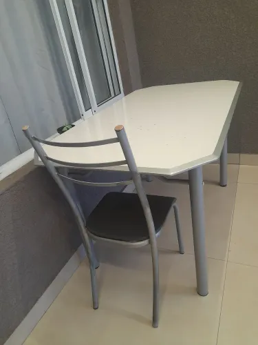  Vendo mesa com uma cadeira de brinde