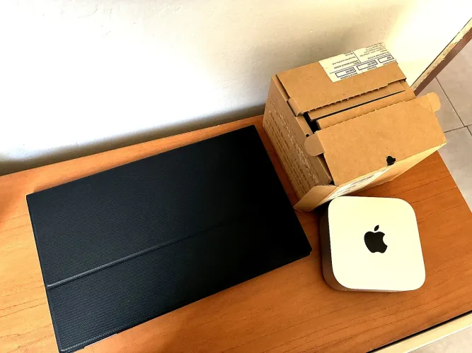 Mac Mini Apple 2025 + Monitor Portátil ARZOPA - Excelente estado com nota