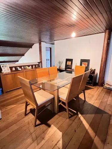Mesa de jantar de vidro com 6 cadeiras