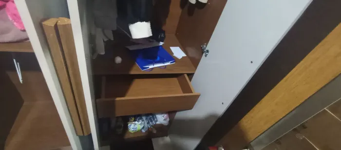 Vendendo guarda roupa e prateleira com espelho