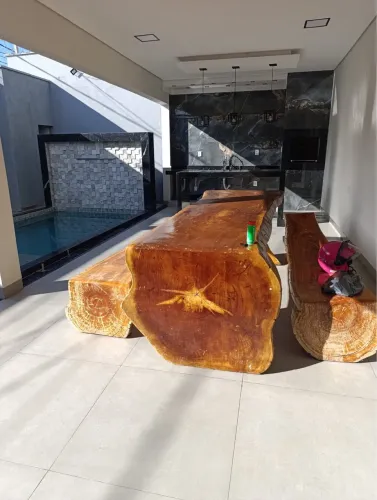 Vende-se mesa