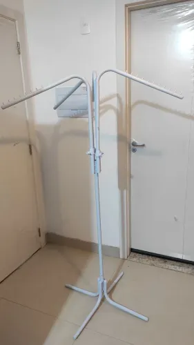 Arara aranha. 04 braços com suporte para cabides . Na cor : branca, usado.