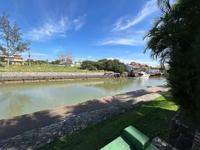 casa a beira do canal da marina