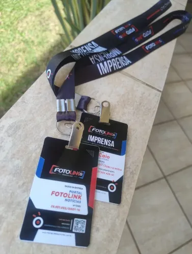 crachá com sua logo gravada