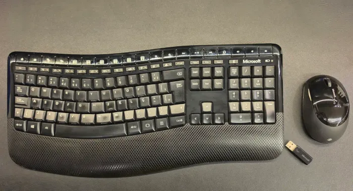 Teclado Microsoft Wireless Comfort 5050 ABNT Ergonômico