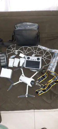 Drone Mine 3 semi novo , completo  , controle com tela , 3 baterias etc