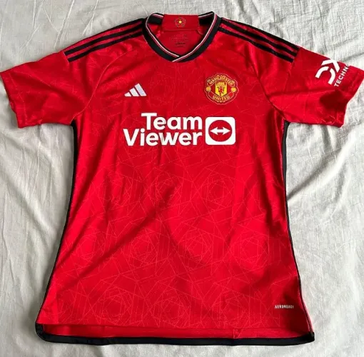 camisa titular do manchester united, temporada 2023/2024, da marca adidas. na cor vermelha