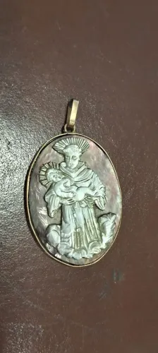 Pingente Medalha antiga Santo Antônio com Menino Jesus metal e madrepérola 