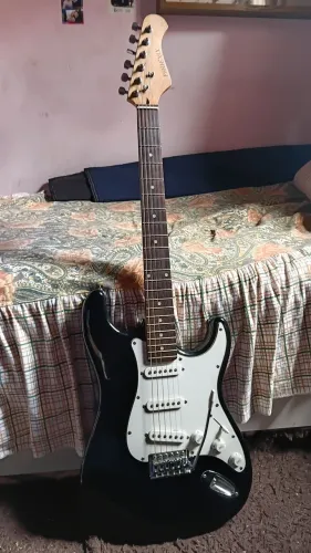 Guitarra Phoenix Stratocaster + Amplificador + Utensílios