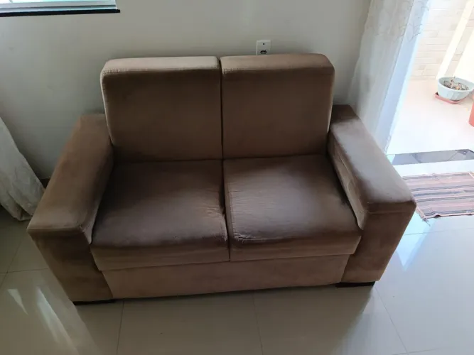 Conjunto de sofá 2 e 3 lugares cor marrom ?