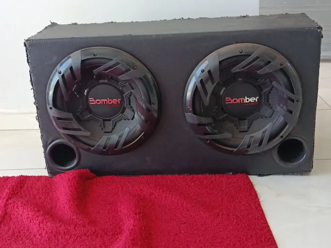 Caixa dupla sub de 12 Bomber carbon original 450 RMS cada bate muito grave forte e limpo