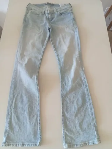 Levi's Demi Curve