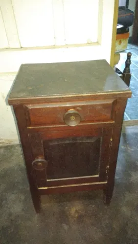 Criado mudo vintagemais de 60 anos