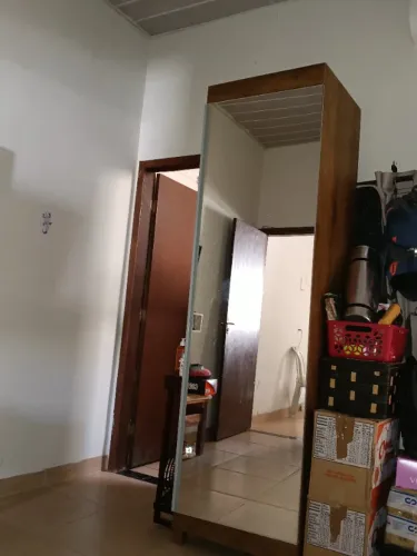 Armário de cozinha, mesa de escritório e sapateira com espelho