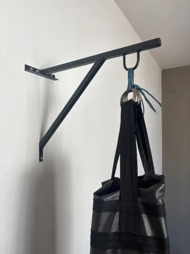 Suporte de parede para saco de pancada