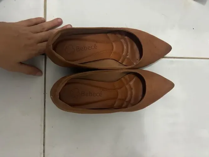 Scarpin caramelo salto baixo com pequena avaria porém muito elegnte