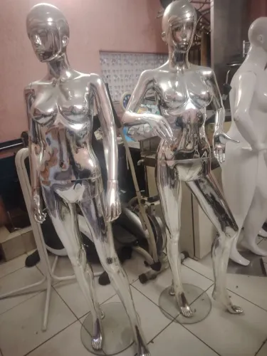 Manequim feminino cromado
