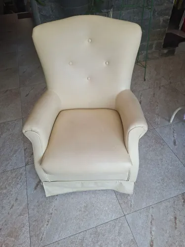 Poltrona em couro 199,90/ Ler descrição antes de chamar
