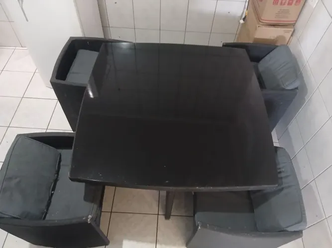 Mesa com 4 cadeiras embutidas