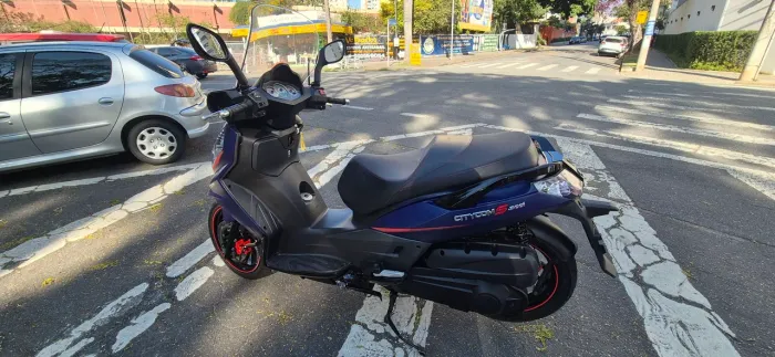 Se procura por uma Citycom 300S em excelente estado pode levar essa para casa! 