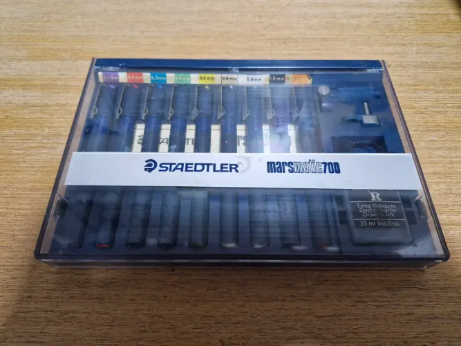 Estojo Caneta Nanquim Staedtler Marsmatic 700 - Completo + Acessórios