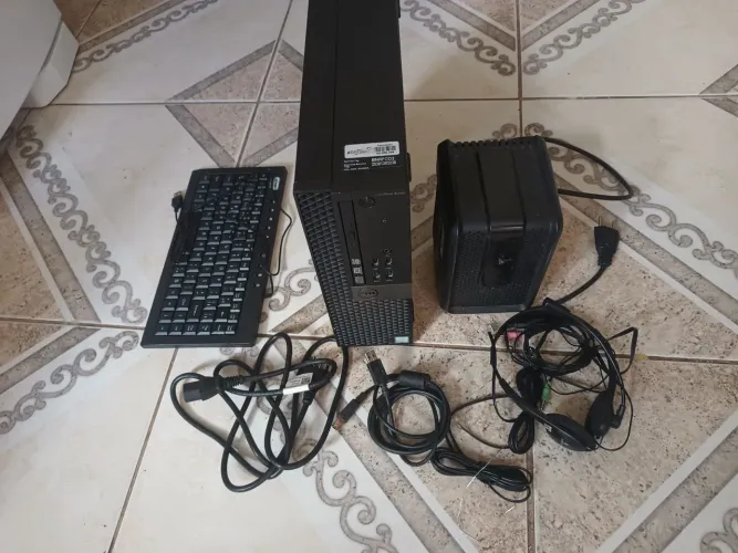 Vende-se uma CPU uma fonte teclado fone com microfone e alguns cabo interessados chama zap