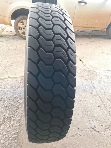 Pneu 1000R20 Pirelli (reformado)