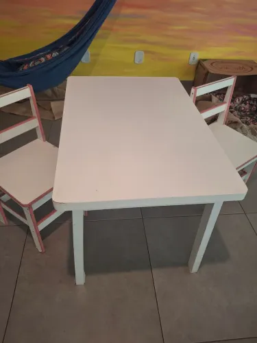 Mesa infantil de madeira. 