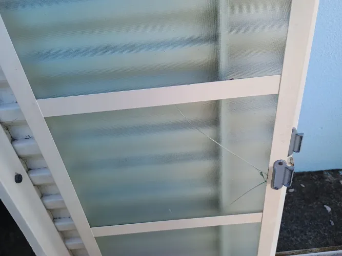  2 Veneziana "Lucasa" 1,5m x 1m em bom estado de conservação (uma com o vidro quebrado) 