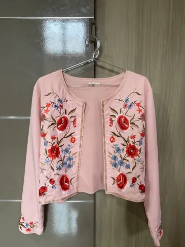 Casaquinho feminino rosa com bordados florais - manga longa