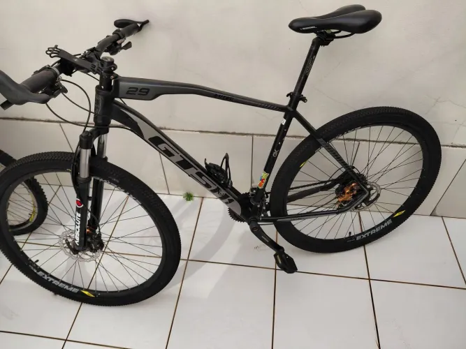 Vendo bicicleta aro 29 ( tem detalhes pra arrumar)