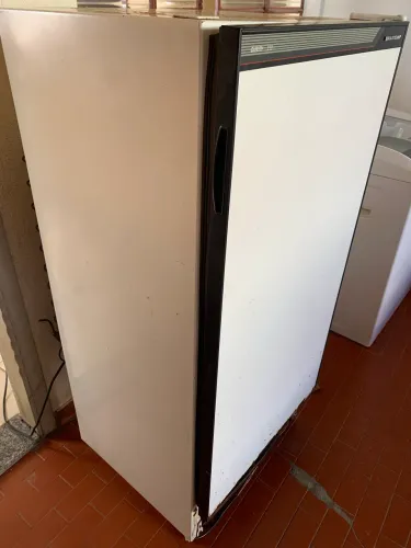 Freezer vertical gelando perfeitamente faço a entrega dependendo a localização 