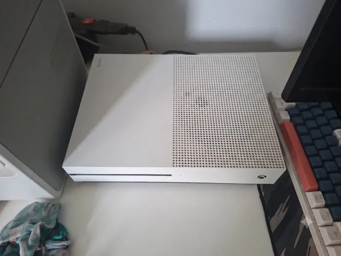 Xbox One S All-Digital 500GB + 2 Controles Originais | Excelente Estado