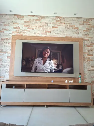 Rack para TV moderno em excelente estado.