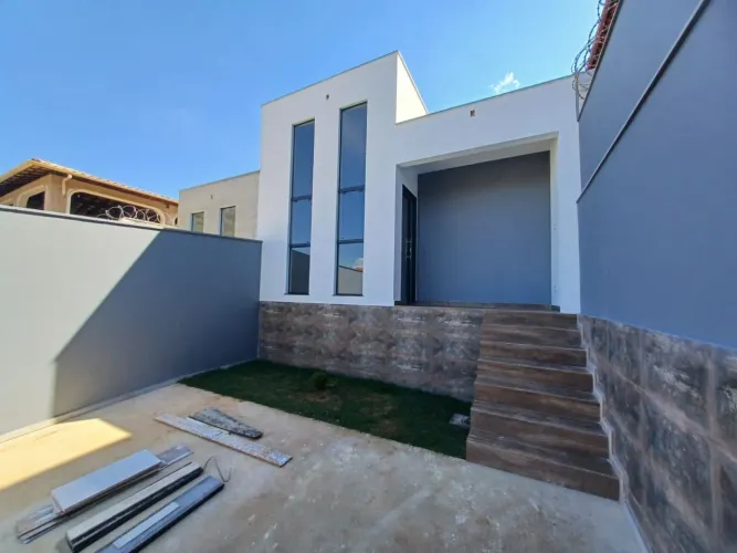 Casa de 3 quartos, suíte e 4 vagas no Canaã.